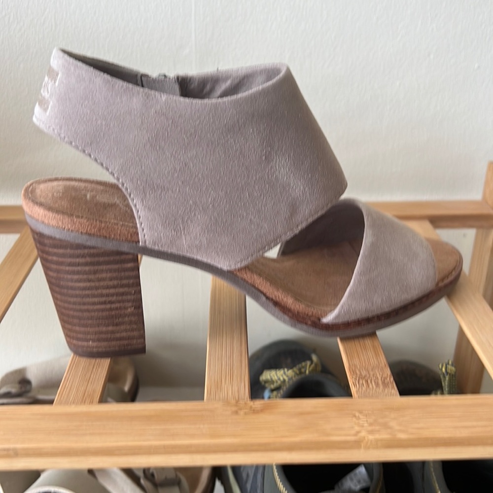 NWOT Toms Zip Heels